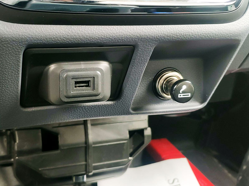 tẩu thuốc và cổng sạc xe srm 868 tẩu thuốc và cổng sạc xe srm 868